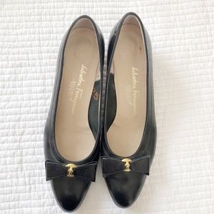 Vintage Ferragamo black shoes with bow. Size 10.5